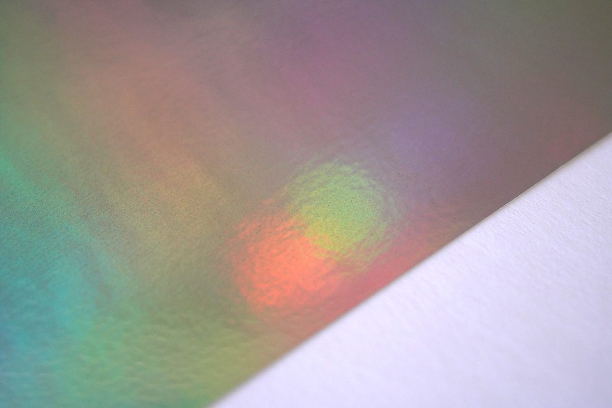 ホログラム | 角度によって七色に光るのが特徴のフィルムです | シール印刷の株式会社小島ラベル印刷